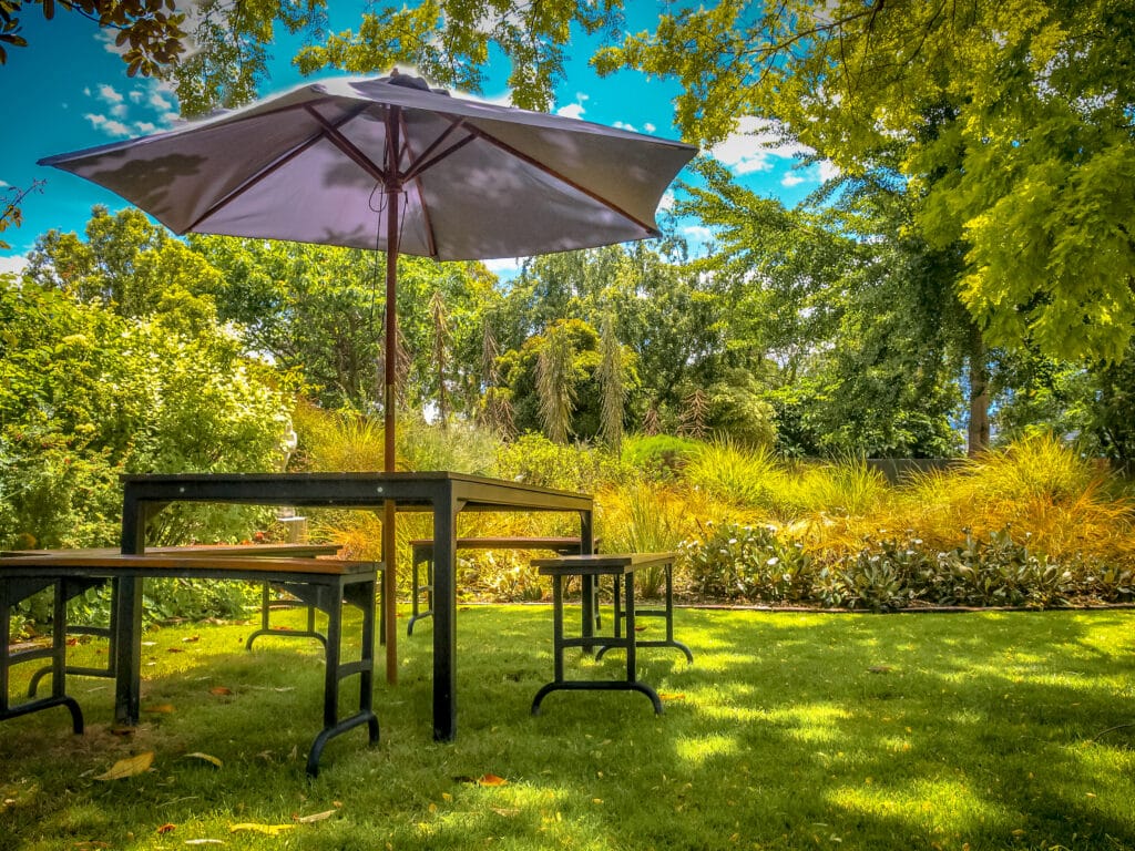 Jardin à l'ombre pour installer une glacière