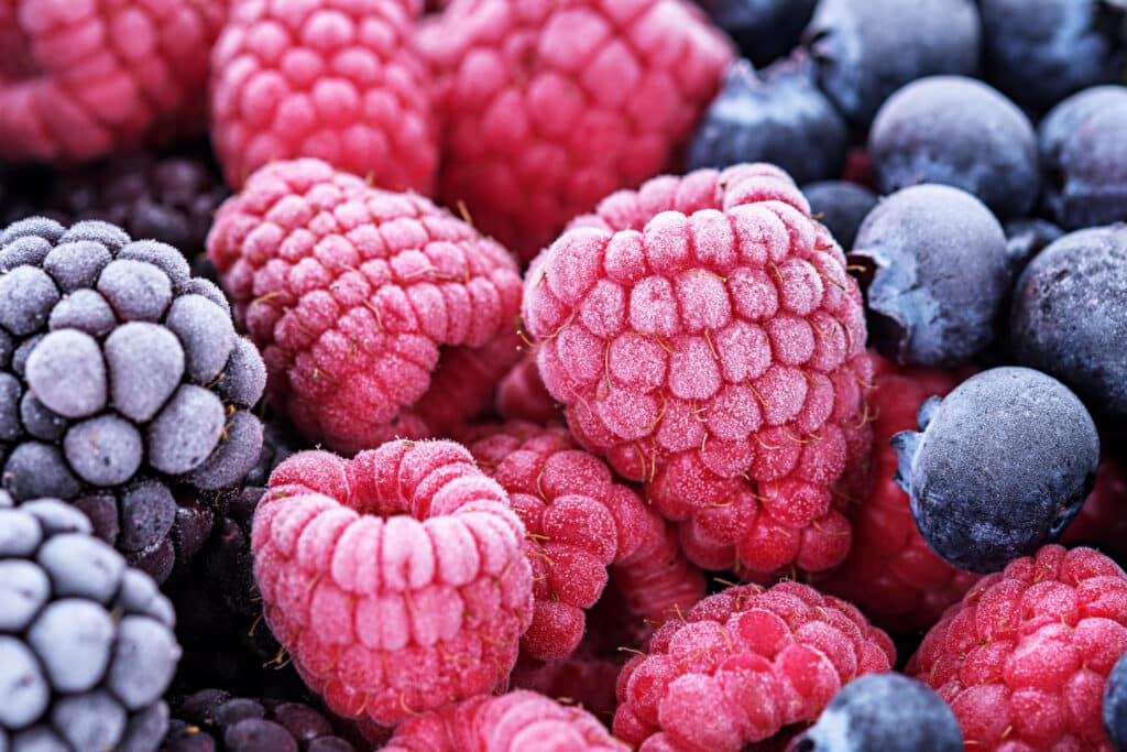 Des fruits rouges congelés pour une glacière