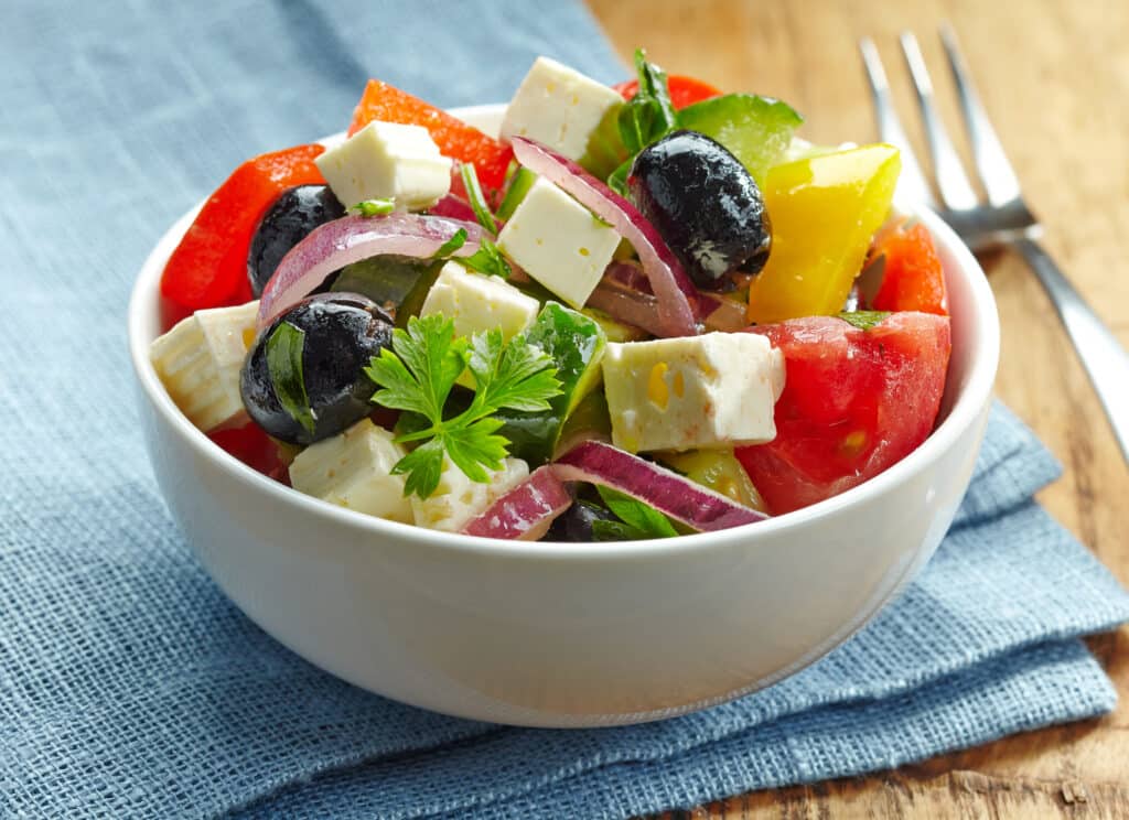 Salade grecque avec des olives et de la feta